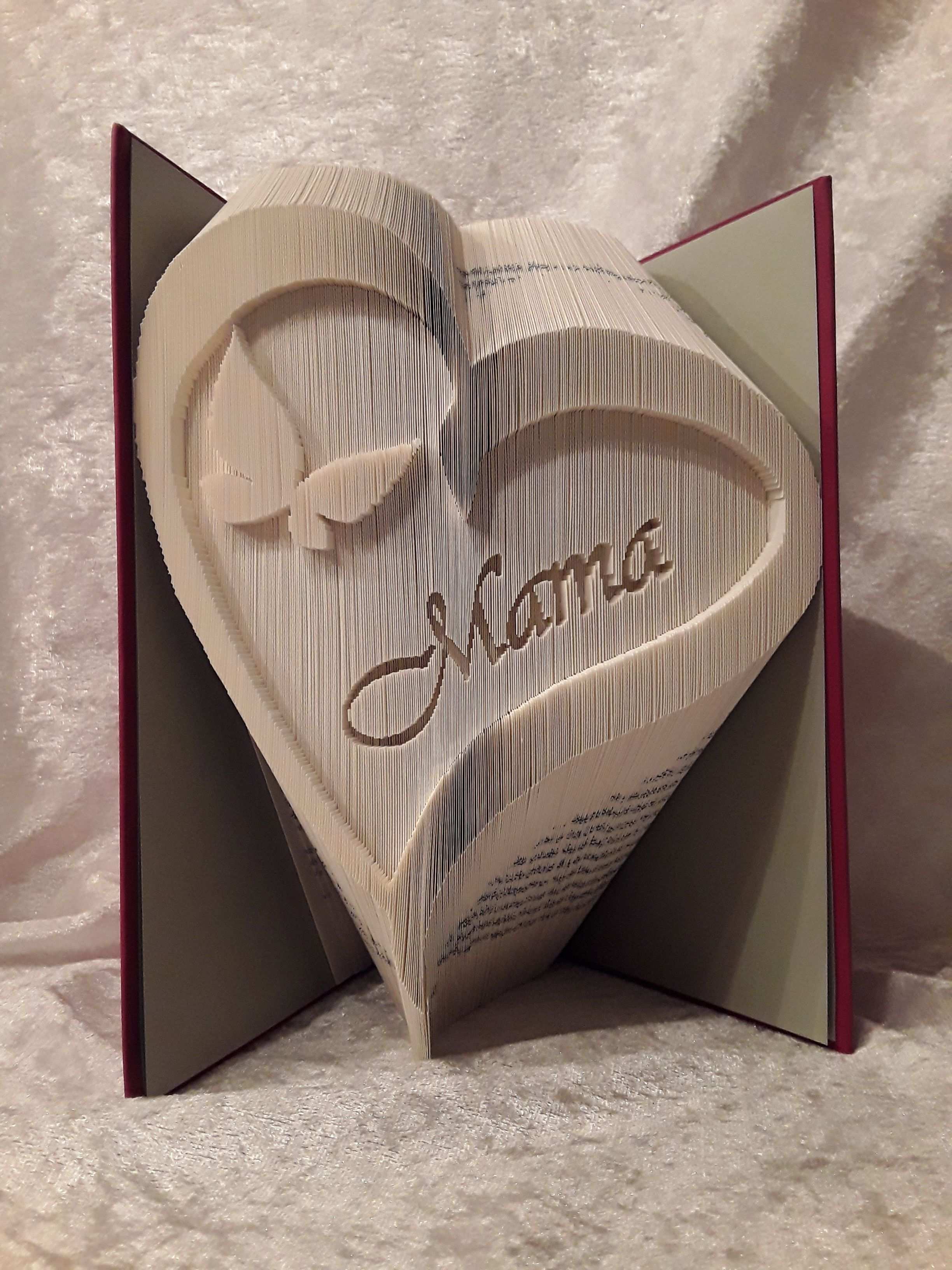 Dieses Buch In Form Eines Herz Mit Dem Schmetterling Und Dem Namenszug Mama Ist Kein Einfache In 2020 Bucher Falten Vorlage Selbstgemachte Geschenke Mama Bucher Falten
