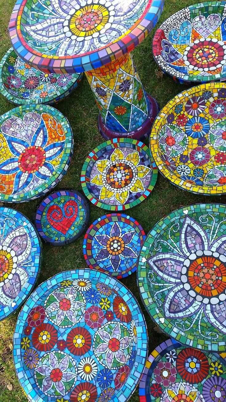 Vielzahl Von Mosaikschalen Und Platten Mosaik Vogeltranke Mosaik Mosaikmuster