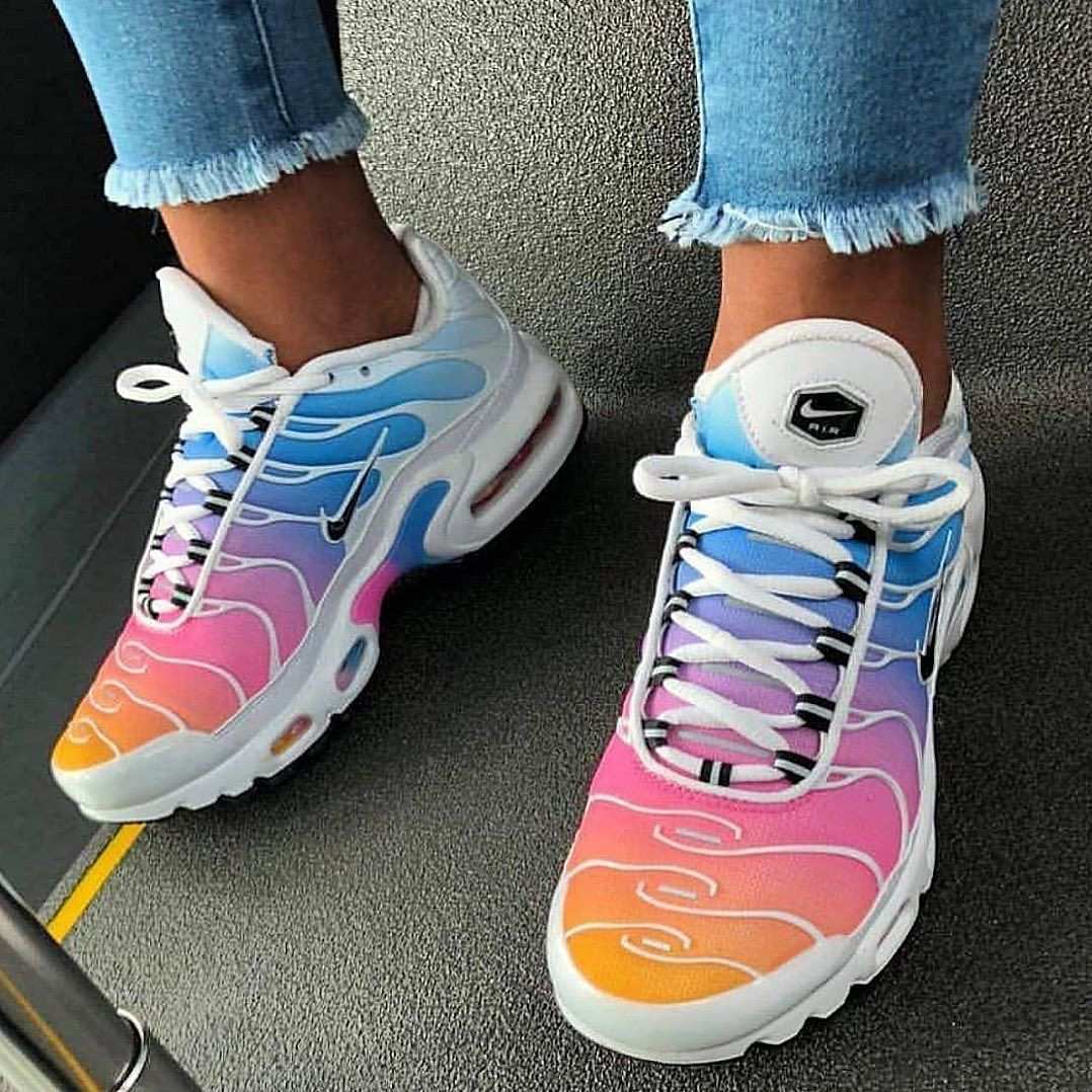 This Model Has Stolen Our Heart Look For It In Our Stationary Stores And Airmax Distancegirl Nike Air Shoes Cute Sneakers Jordan Shoes Girls