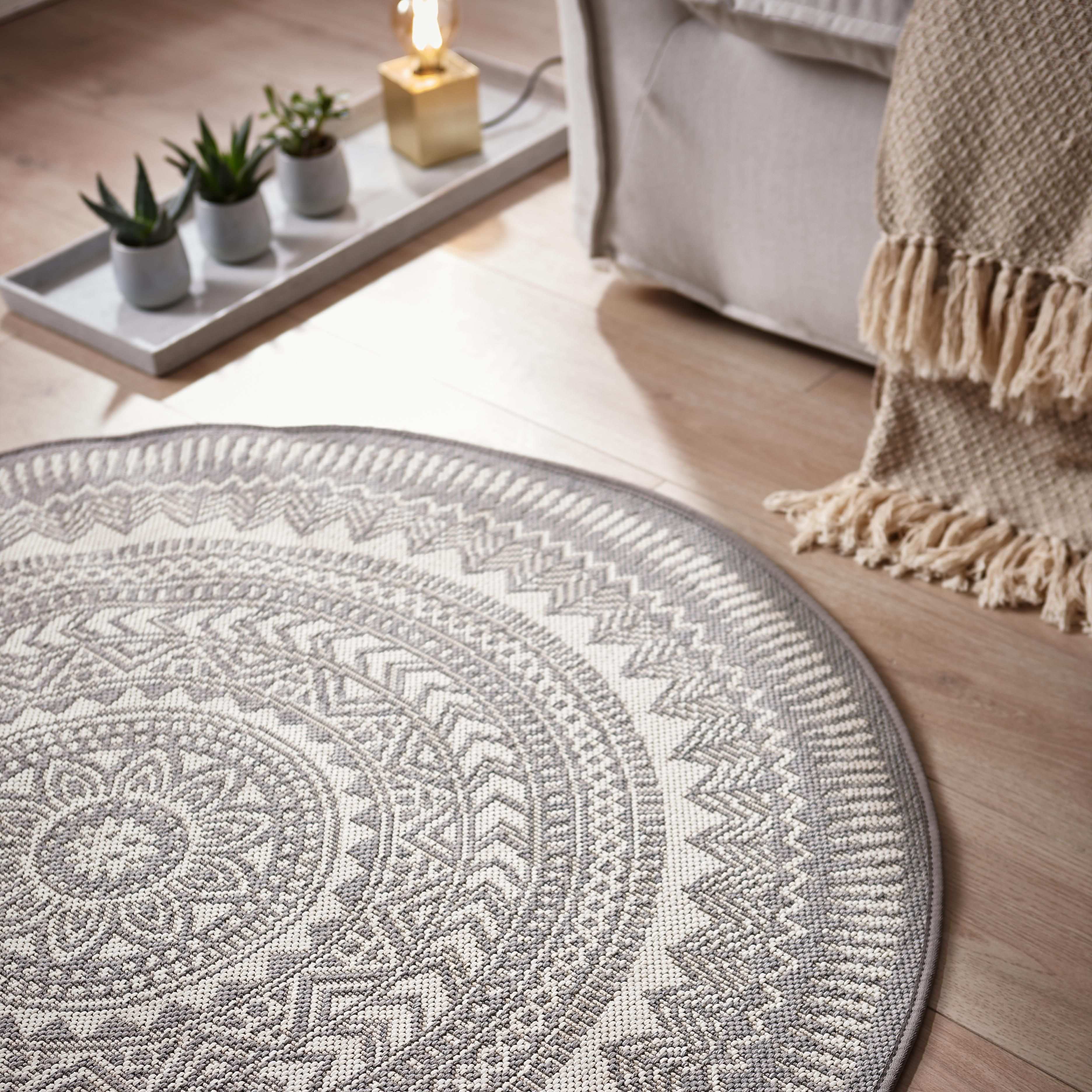 Dieser Runde Teppich Schafft Eine Wohnliche Atmosphare In Eurer Wohnung Und Passt Zu Vielen Mobelstucken Teppich Grau Rund Teppich Teppich Grau
