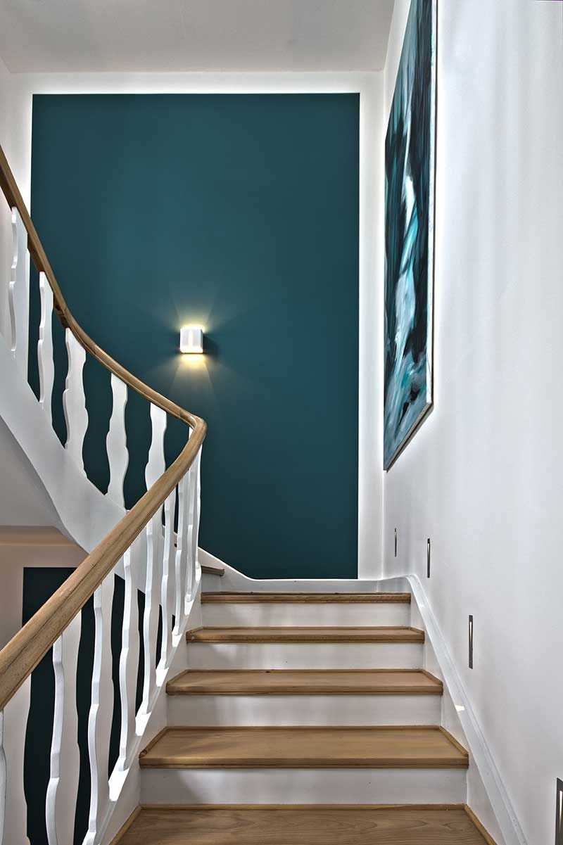 Hier Sehen Sie Wie Ein Treppenhaus Aus Den 30er Jahren Durch Den Einsatz Von Licht Farbe Und Renovierung Der Holzelemen Treppe Haus Treppenhaus Treppenhauser