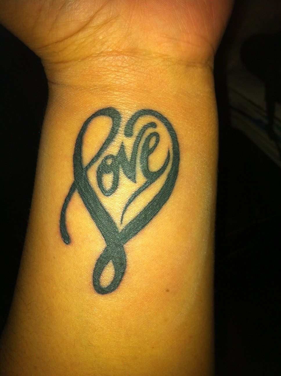 Love Heart Tattoo Tattoo Inspirations Pinterest Tattoo Vorlagen Herz Tattoo Handgelenk Liebes Tattoos